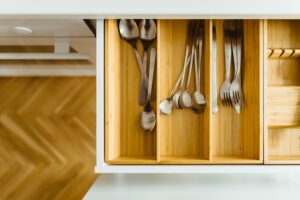 Organized kitchen drawer as illustration for the blog post "How to efficiently organize kitchen drawers."