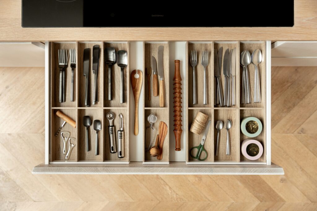 organized kitchen drawer as illustration for the blog post "How to efficiently organize kitchen drawers."