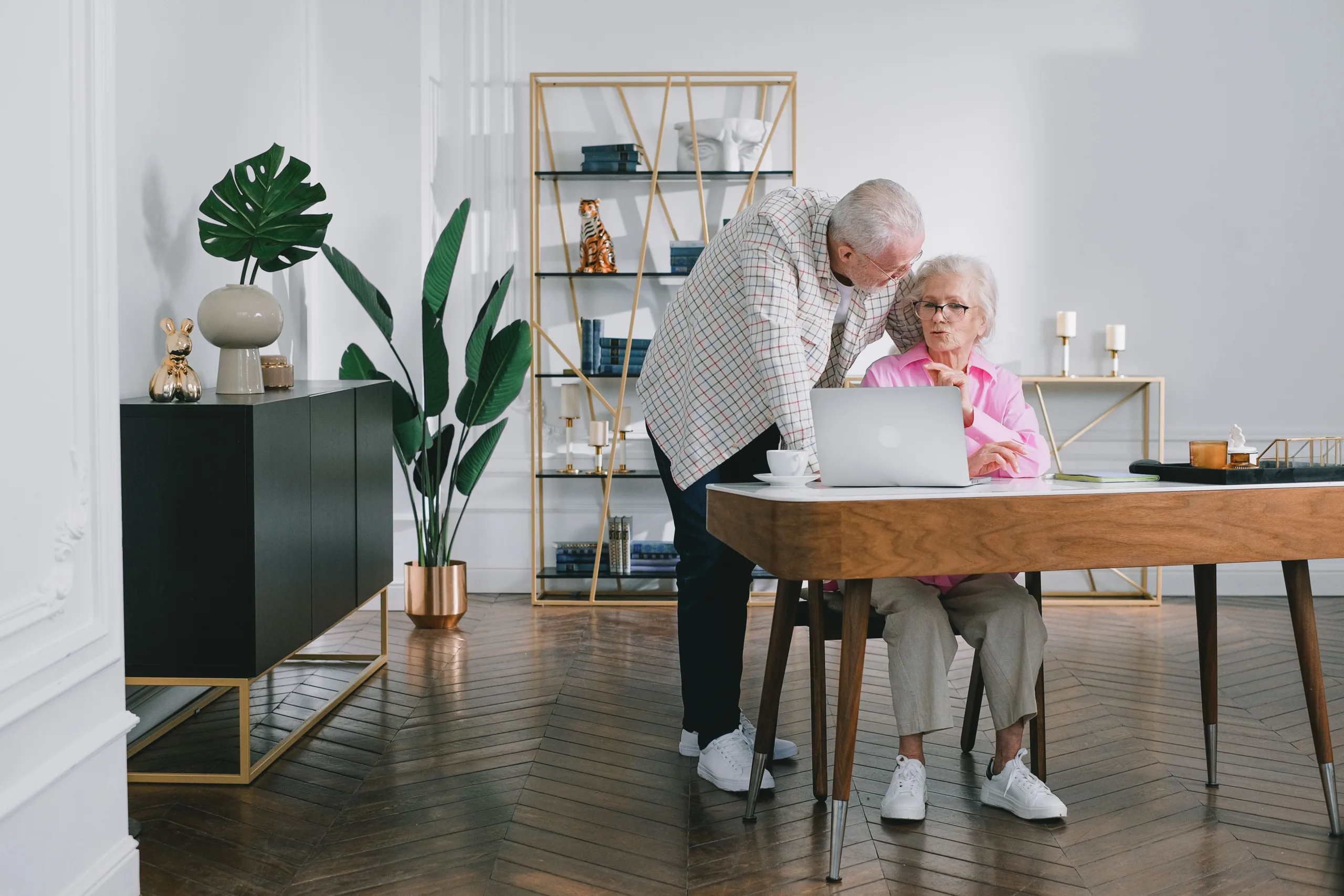 When Is the Right Time for Seniors to Downsize? Signs, Timing, and How to Do It